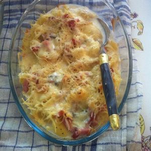 Petit gratin de pâtes au Morbier crème ses petits lardons fumés au poivre long noir .