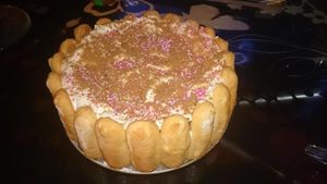 Charlotte à la Compotée de pommes à la vanille équitable chantilly aux morceaux de pommes et spéculoos .
