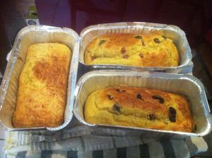 Divers cakes salés ( oignons emmental poivre , olives vertes jambon , olives noires poivrons rouges ).
