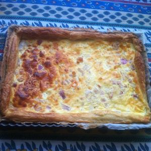 Quiche maison aux oignons rouges emmental poivre noir de sélection .