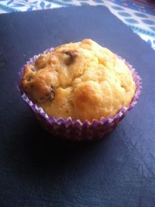 Muffins salés aux tomates séchées emmental poivre noir .