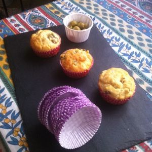 Muffins salés aux olives vertes emmental poivre noir .
