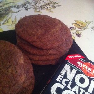 Cookies au chocolat noir éclats de coco au sucre muscovado équitable .