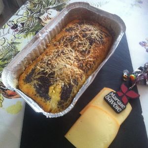 Cake salé à la raclette de Savoie lardons emmental graines de Pavot .