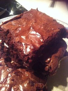 Brownies au chocolat noir 90 % équitable et ses noix de pécan .