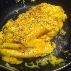 Omelette maison aux bons œufs frais de poules au poivre noir de Kampot .