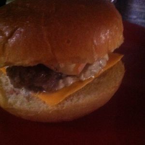 Petit burger maison brioché sauce au poivre triple fromage raclette de Savoie .