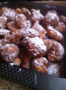 Bugnes Lyonnaises avec sa farine et son sucre vanillé équitable à 4 mains .
