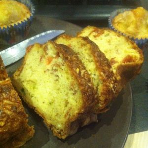 Cake salé aux deux poivrons chèvre frais chiffonnade de chorizo et emmental .