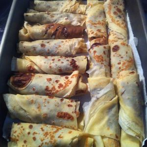 Crêpes maison fourrées à la pâte à tartiner équitable .