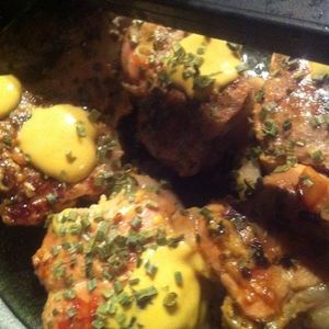 Paupiettes de poulet à la moutarde douce d’Alsace ses aromates et vin blanc .
