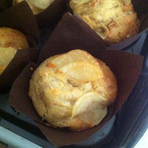 Muffins salés à l'emmental au poivre noir aux chips et Muscat de Lunel .