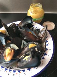 Moules marinières à la moutarde Mijoto du Domaine Des Terres Rouges Alsace .