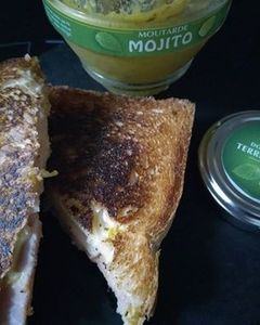 Mon croque monsieur gourmand avec sa touche Alsacienne chèvre frais jambon et moutarde au Mojito du Domaine Des Terres Rouges .