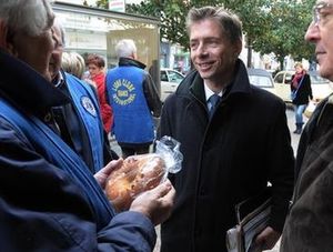 Téléthon Châteauroux notre Maire prend de la brioche au Lions Club