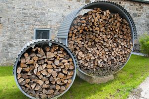 Misterbricolo protège son bois de chauffage