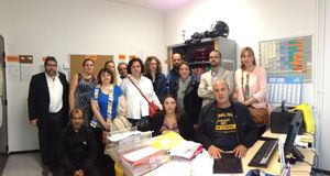 Les parents en lutte occupent le bureau de la directrice.