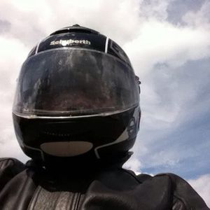 Viens, je t'emmène... en moto dans les rues de Rennes.