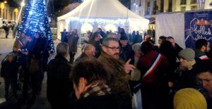 Rassemblement devant la mairie.