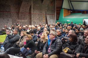 Dans la salle, la foule... (Et ma pomme, au fond à gauche de la photo !)