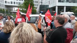 Rassemblement devant SFR contre les suppressions d'emplois.