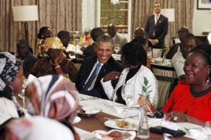 Reuters - Obama dines with Kenyan family after arriving in father's homeland