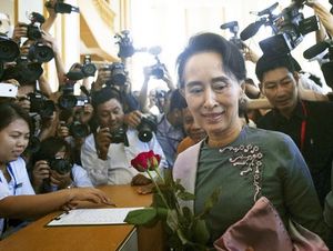 LaPresse.ca - Birmanie: Suu Kyi entre au Parlement après sa victoire historique