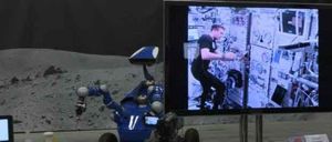 UN SPATIONAUTE MANIPULE UN ROBOT TERRESTRE DEPUIS SON VAISSEAU SPATIAL