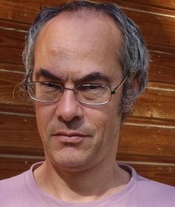Albert NiKo, l'auteur de "L'homme au grand chapeau n'avait rien à cacher ni rien de grand" se présente...