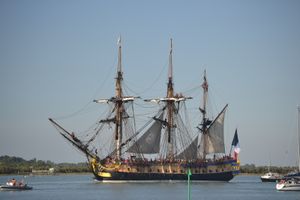 L’Hermione : après un samedi angoissant, elle sort en mer