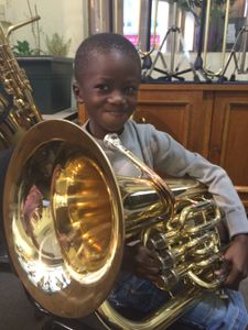Son préféré est presque plus grand que lui : le tuba !