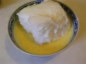 oeufs à la neige sur son lide de crème anglaise