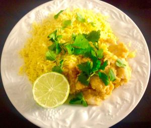 Saumon sauce tom ka kai et riz au curcuma