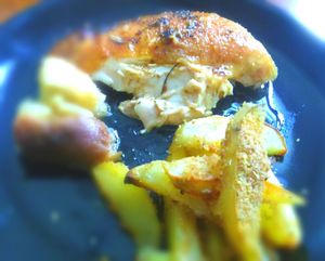 Poulet rôti au quignon et pommes de terre sablées