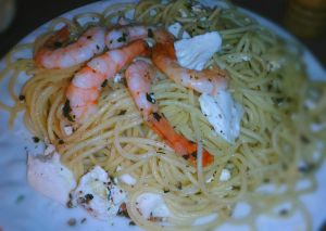 Spaghettis aux crevettes et féta