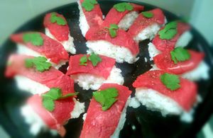 Sushis au boeuf et pesto d'herbes
