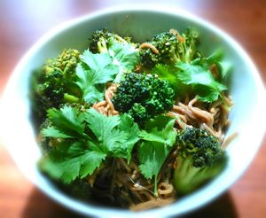 Nouilles soba sautées au brocolis