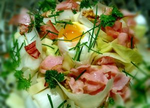 Salade d'endives au bacon grillé, comté et oeuf mollet