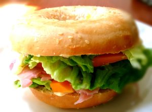 Bagel au jambon et mimolette