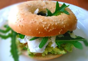 Bagel veggie à l'avocat et mozzarella