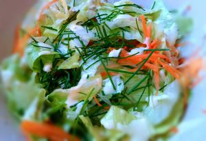 Salade iceberg , carottes râpées et sauce moutarde au fromage blanc