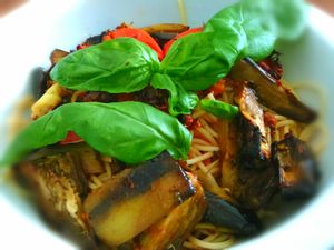 Spaghettis aux tomates et aubergines rôties