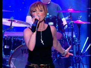 Pat Benatar est une chanteuse américaine, née le 10 janvier 1953 à New York. Elle connaît un grand succès commercial dans les années 1980 avec plus de 30 millions d'albums vendus et remporte quatre Grammy Awards consécutifs (de 1981 à 1984) pour la meilleure performance féminine rock. La chanteuse place 17 hits singles dans le top 40 des charts américains dont Love Is A Battlefield, We Belong, Heartbreaker et Hit Me With Your Best Shot.