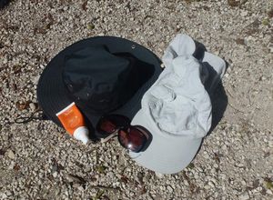 chapeau, lunettes et crème solaire sont de mise