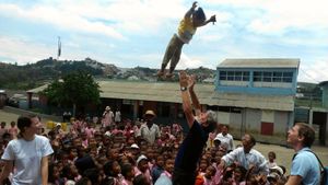 L'école élève les enfants à Akamasoa