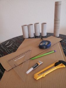 Ensemble table et tabourets pour poupée