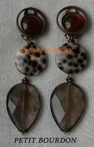 Boucles d'oreilles clips. Paris.