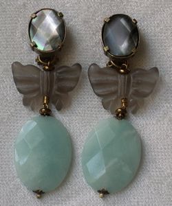 Boucles d'oreilles clips. Paris.