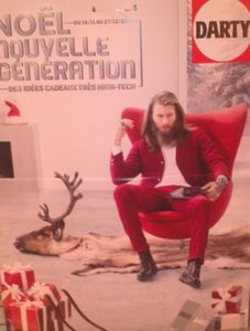 Très trash le père Noël nouvelle génération avec au sol la dépouille de son animal favori...