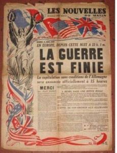 Pendant la commémoration, la vente continue...